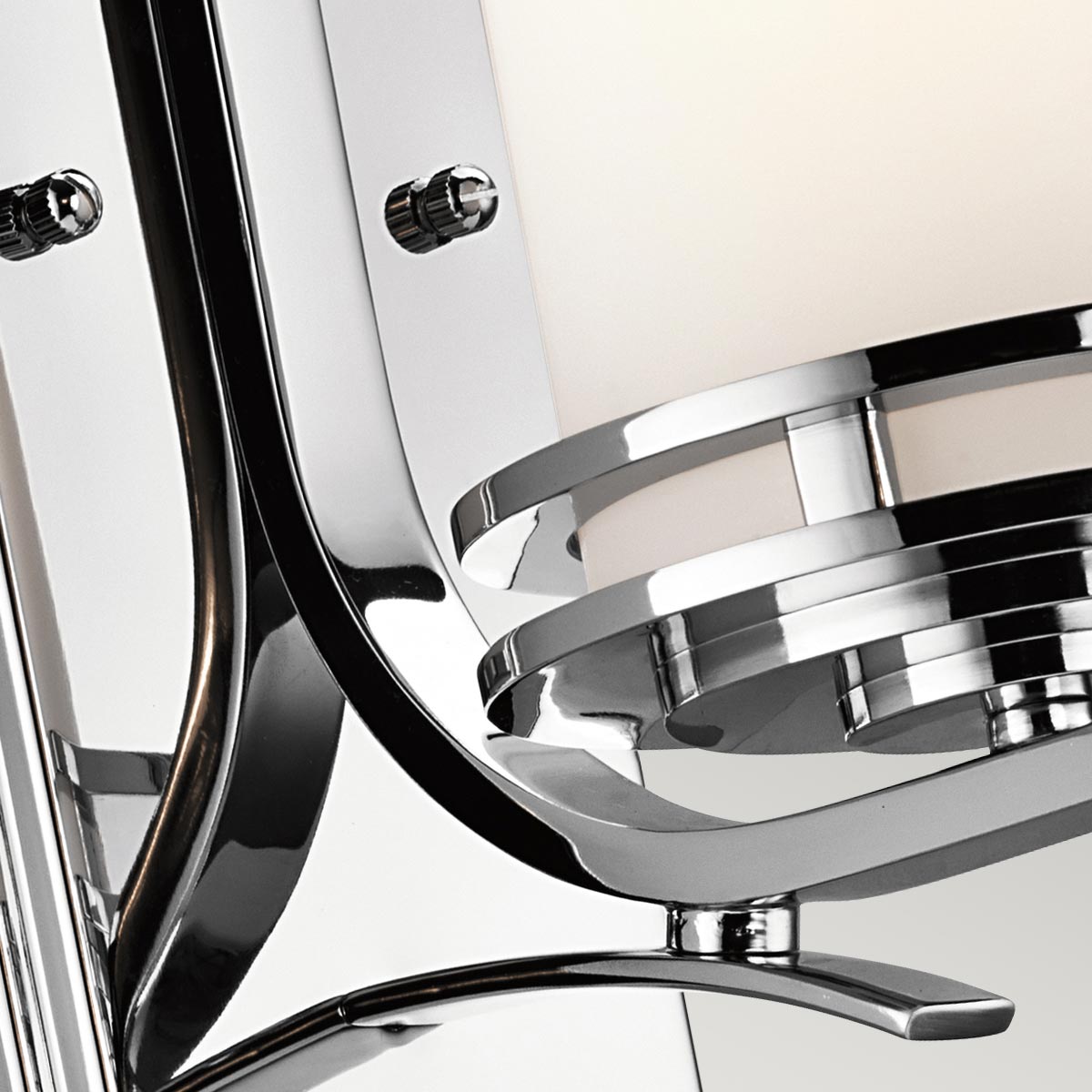 Hendrik 30cm Poleret krom badeværelseslampe Fra Elstead Lighting - Perfekt til dem, der leder efter et moderne touch i deres hjem.