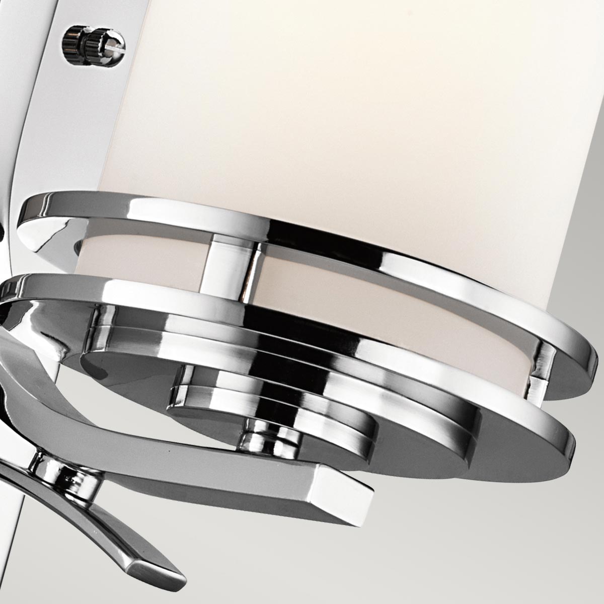 Hendrik 30cm Poleret krom badeværelseslampe Fra Elstead Lighting - Perfekt til dem, der leder efter et moderne touch i deres hjem.