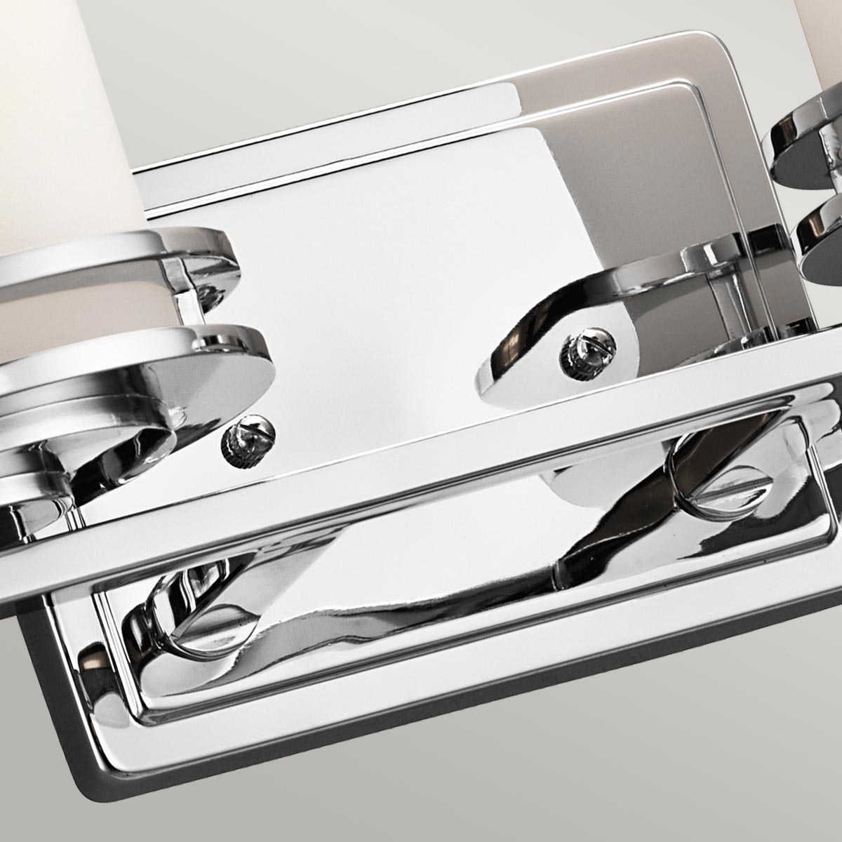 Hendrik 36cm Poleret krom badeværelseslampe Fra Elstead Lighting - Perfekt til dem, der leder efter et moderne touch i deres hjem.