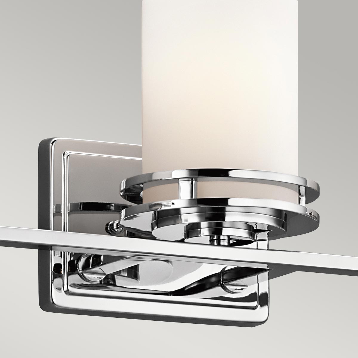 Hendrik 60cm Poleret krom badeværelseslampe Fra Elstead Lighting - Perfekt til dem, der leder efter et moderne touch i deres hjem.