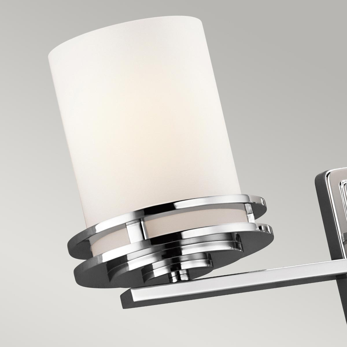 Hendrik 60cm Poleret krom badeværelseslampe Fra Elstead Lighting - Perfekt til dem, der leder efter et moderne touch i deres hjem.