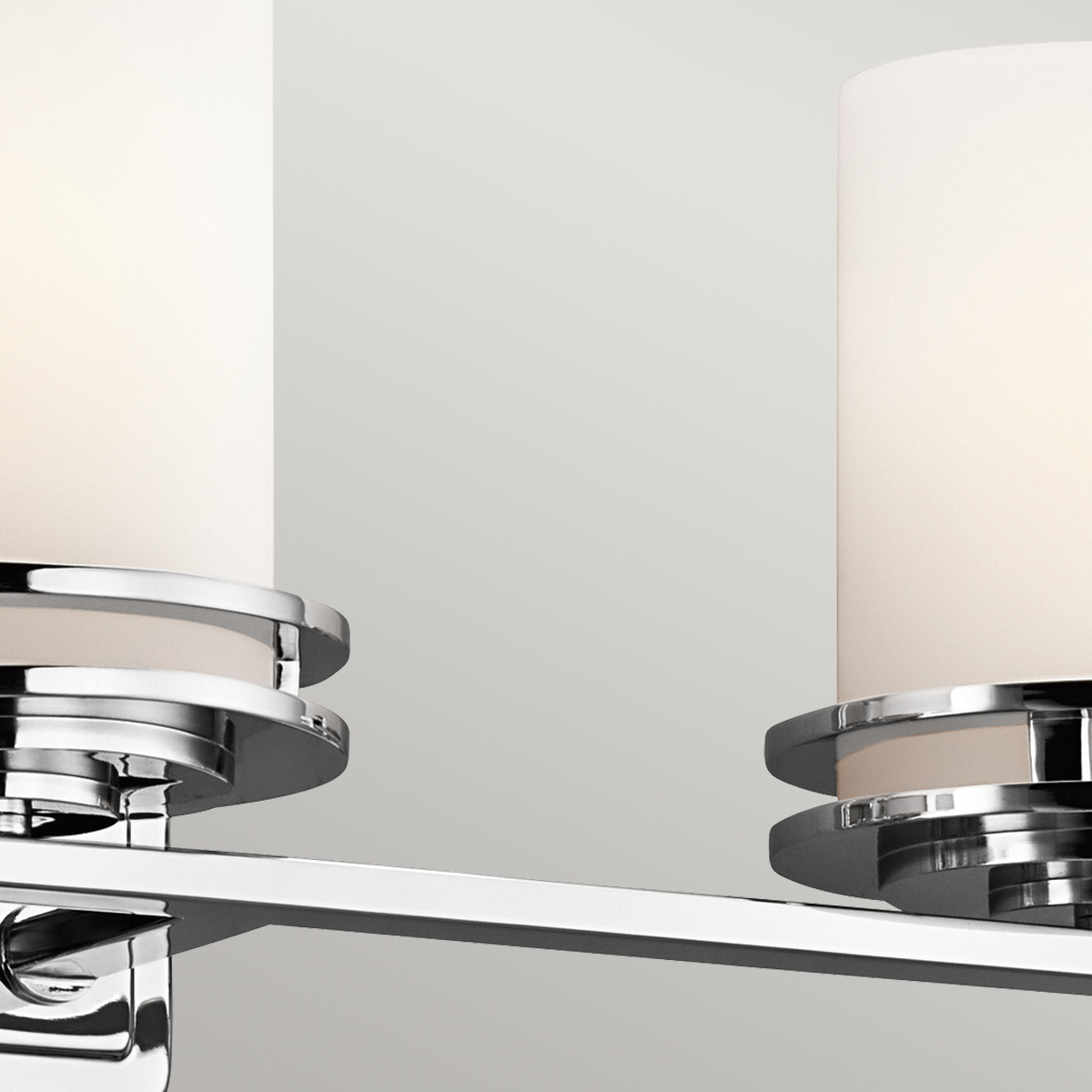 Hendrik 60cm Poleret krom badeværelseslampe Fra Elstead Lighting - Perfekt til dem, der leder efter et moderne touch i deres hjem.
