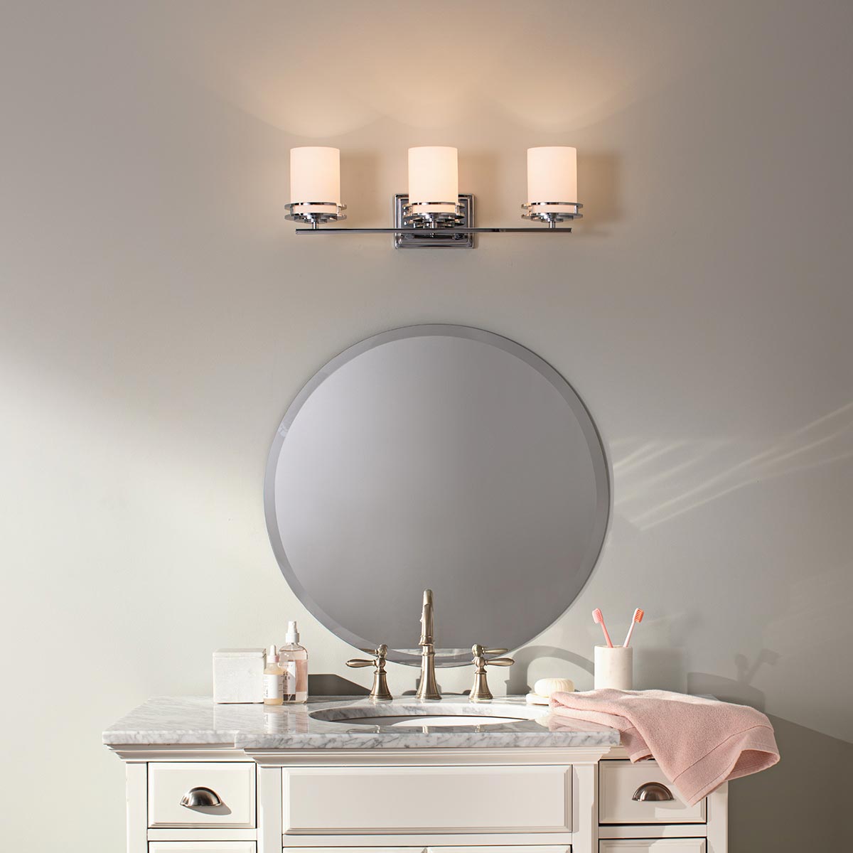 Hendrik 60cm Poleret krom badeværelseslampe Fra Elstead Lighting - Perfekt til dem, der leder efter et moderne touch i deres hjem.