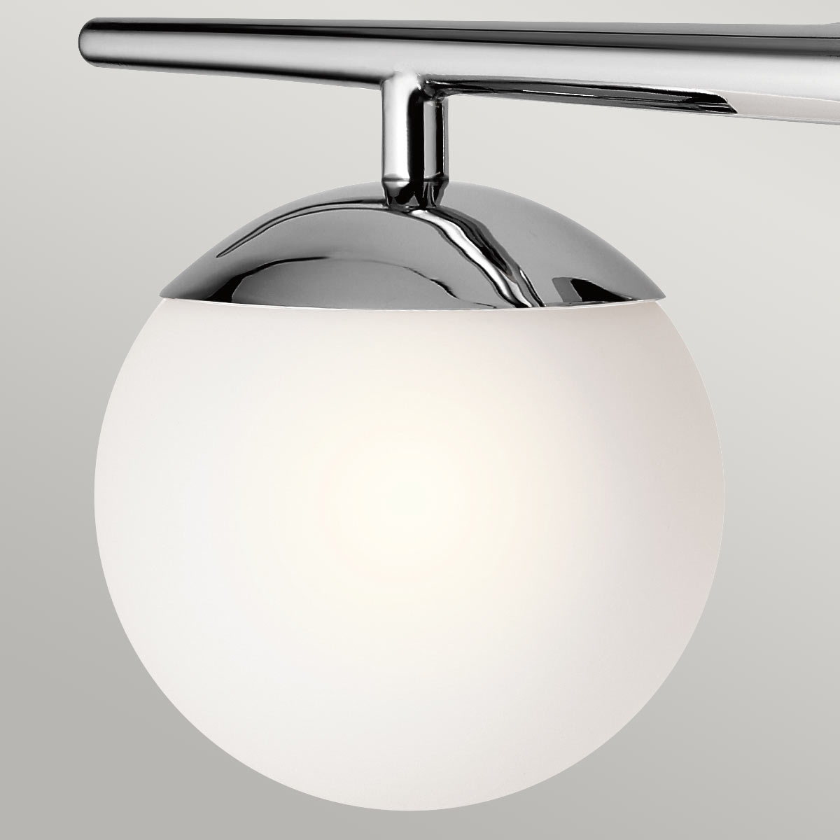 Jasper 42cm Poleret krom badeværelseslampe Fra Elstead Lighting - Det stilrene design g&oslash;r lampen b&aring;de praktisk og dekorativ p&aring; badev&aelig;relset, med mulighed for at montere den op eller ned.