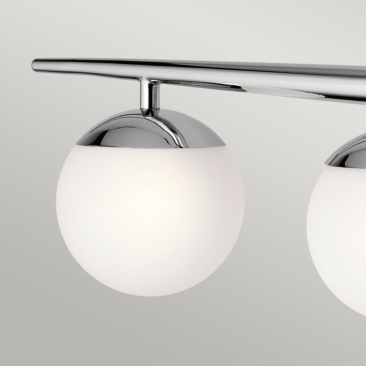 Jasper 62cm Poleret krom badeværelseslampe Fra Elstead Lighting - Det stilrene design g&oslash;r lampen b&aring;de praktisk og dekorativ p&aring; badev&aelig;relset, med mulighed for at montere den op eller ned.