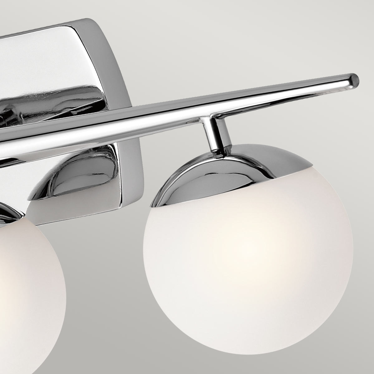 Jasper 62cm Poleret krom badeværelseslampe Fra Elstead Lighting - Det stilrene design g&oslash;r lampen b&aring;de praktisk og dekorativ p&aring; badev&aelig;relset, med mulighed for at montere den op eller ned.