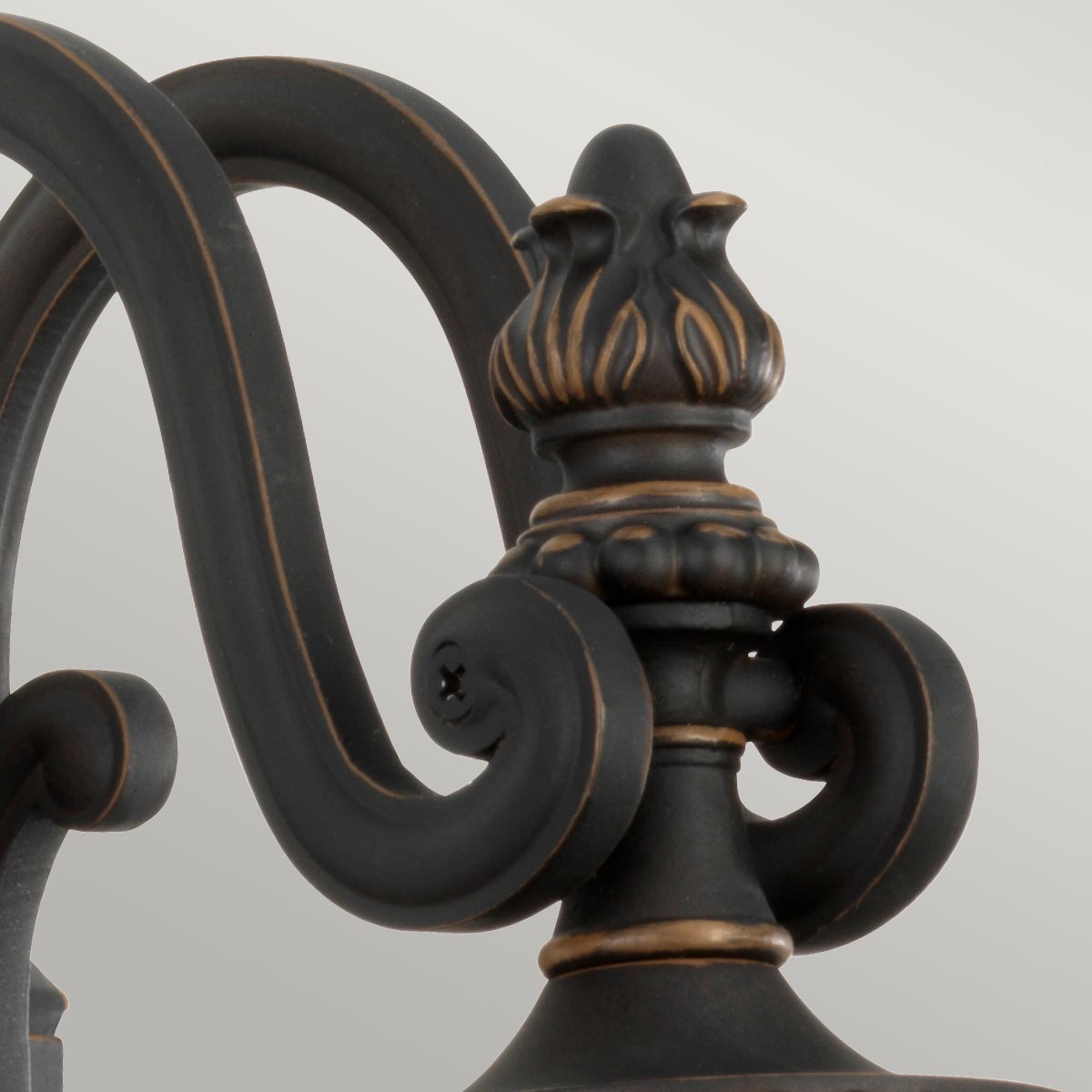 Luverne Bronze udendørslampe Fra Elstead Lighting - Luverne væglampen i oliebrun bronze har et elegant og detaljeret design, der fremhæver udendørsmiljøet.
