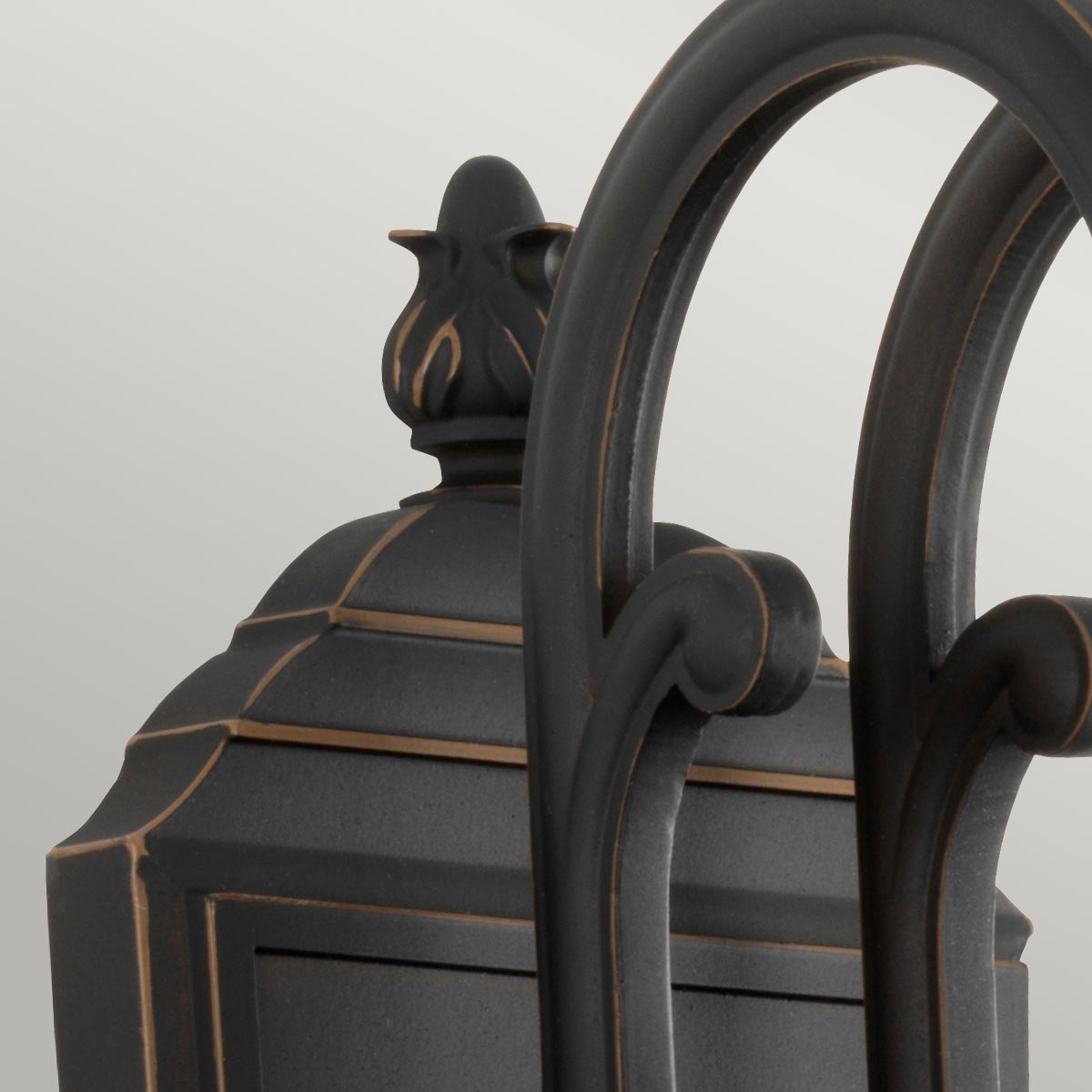 Luverne Bronze udendørslampe Fra Elstead Lighting - Luverne væglampen i oliebrun bronze har et elegant og detaljeret design, der fremhæver udendørsmiljøet.