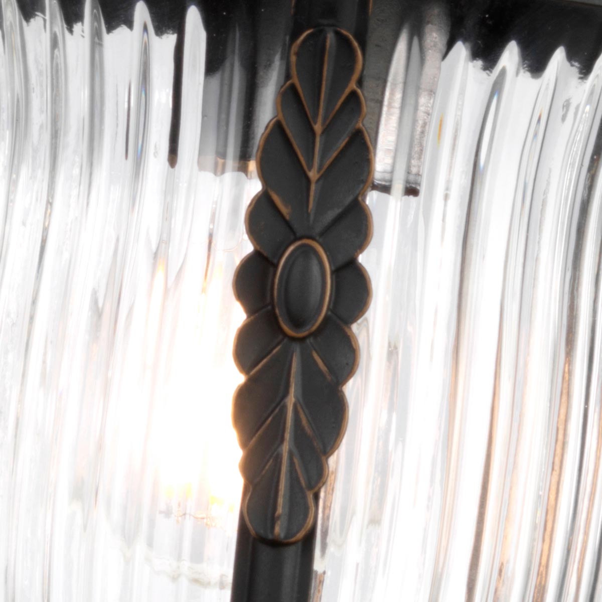 Luverne Bronze udendørslampe Fra Elstead Lighting - Luverne væglampen i oliebrun bronze har et elegant og detaljeret design, der fremhæver udendørsmiljøet.