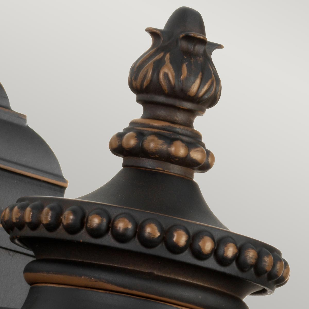 Luverne Bronze udendørslampe Fra Elstead Lighting - Luverne væglampen i oliebrun bronze har et elegant og detaljeret design, der fremhæver udendørsmiljøet.