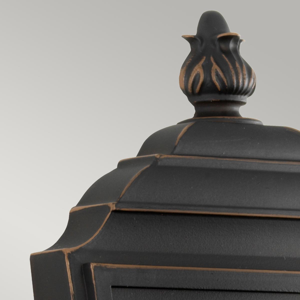 Luverne Bronze udendørslampe Fra Elstead Lighting - Luverne væglampen i oliebrun bronze har et elegant og detaljeret design, der fremhæver udendørsmiljøet.