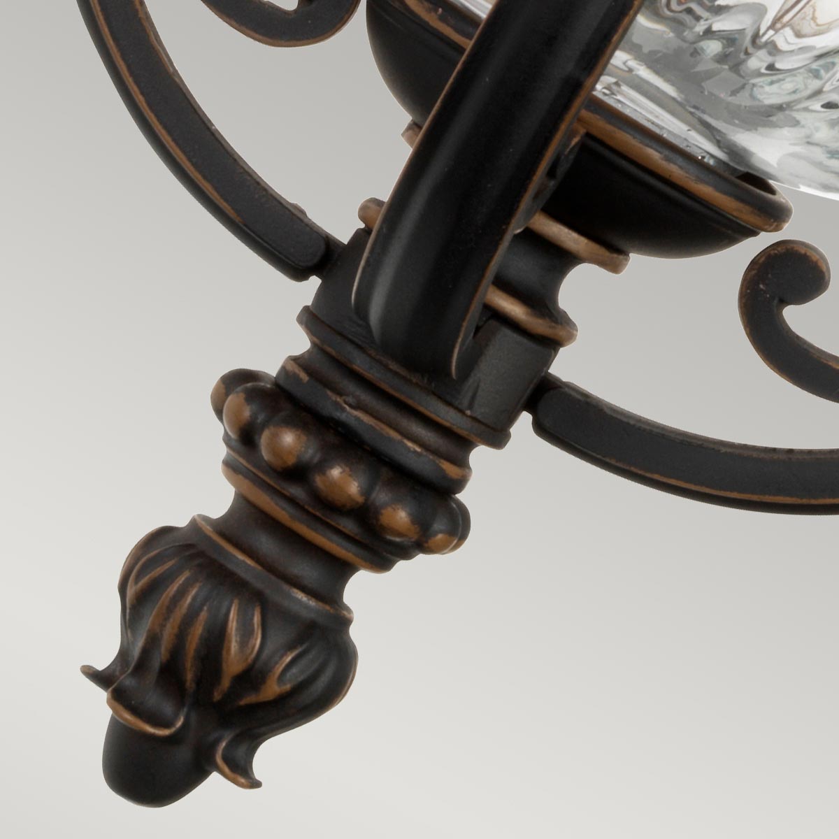 Luverne Bronze udendørslampe Fra Elstead Lighting - Luverne væglampen i oliebrun bronze har et elegant og detaljeret design, der fremhæver udendørsmiljøet.