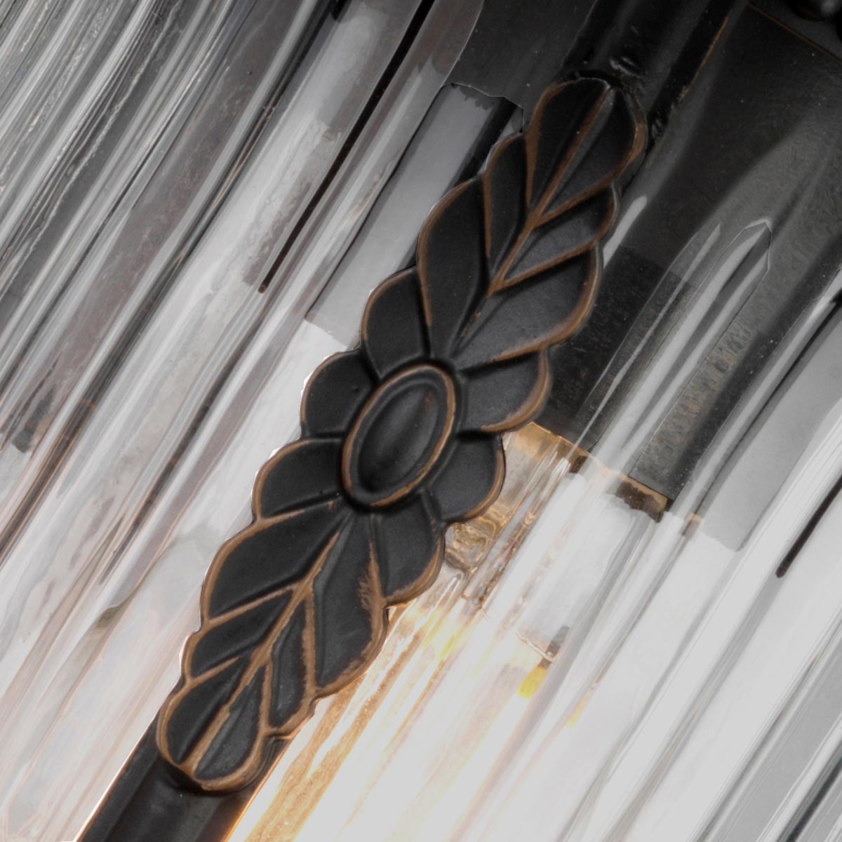 Luverne Bronze udendørslampe Fra Elstead Lighting - Luverne væglampen i oliebrun bronze har et elegant og detaljeret design, der fremhæver udendørsmiljøet.
