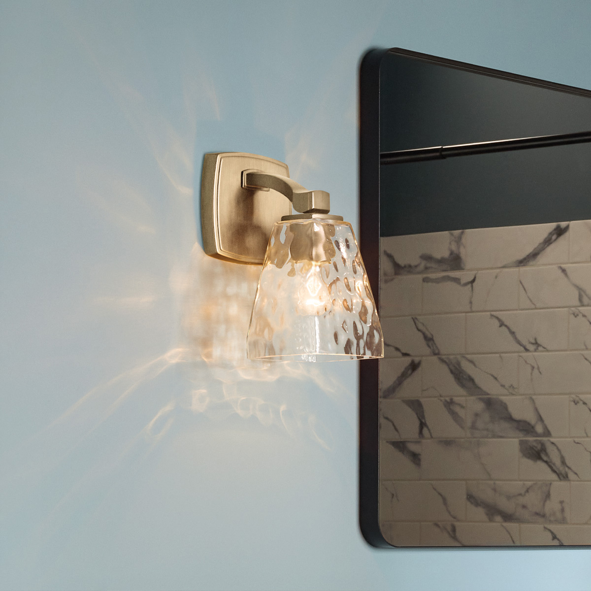Marant 24cm Bronze badeværelseslampe Fra Elstead Lighting - Marant er en elegant v&aelig;glampe til badev&aelig;relset med et stilfuldt og eksklusivt design.