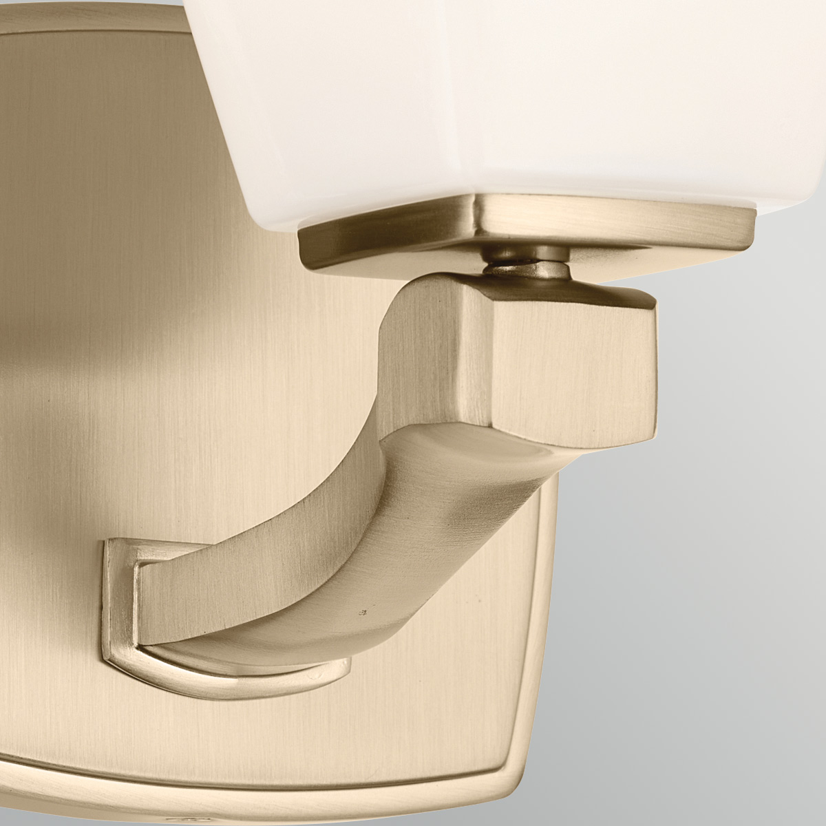 Marant 24cm Bronze badeværelseslampe Fra Elstead Lighting - Lampen er lavet af metal med en champagnefarvet bronzefinish og har en robust, bl&oslash;dt formet arm, der giver lampen en moderne karakter.