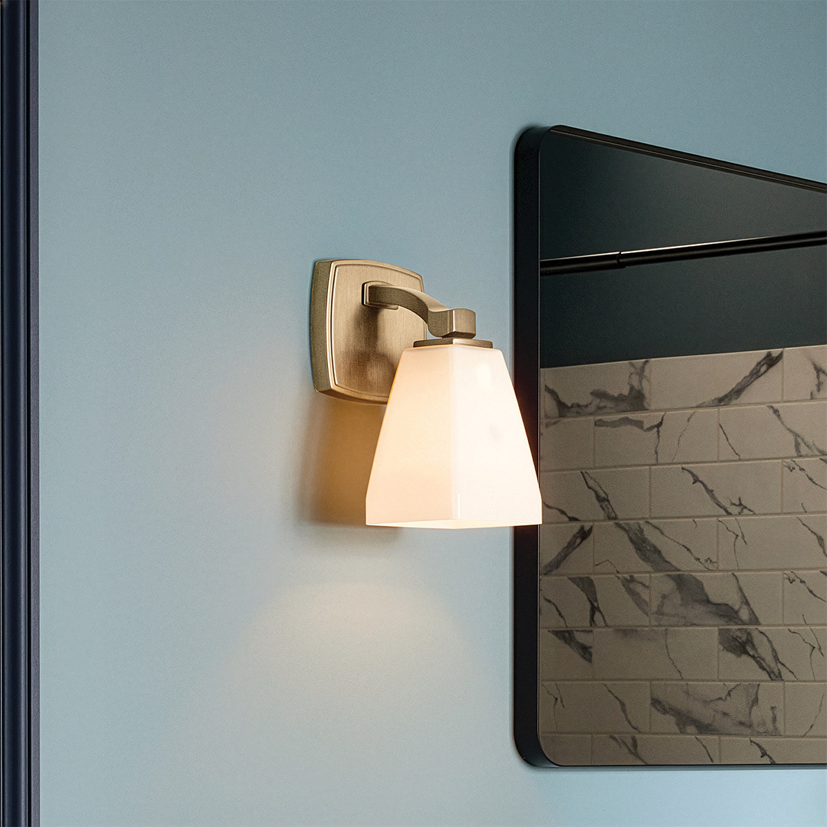 Marant 24cm Bronze badeværelseslampe Fra Elstead Lighting - Lampen er lavet af metal med en champagnefarvet bronzefinish og har en robust, bl&oslash;dt formet arm, der giver lampen en moderne karakter.