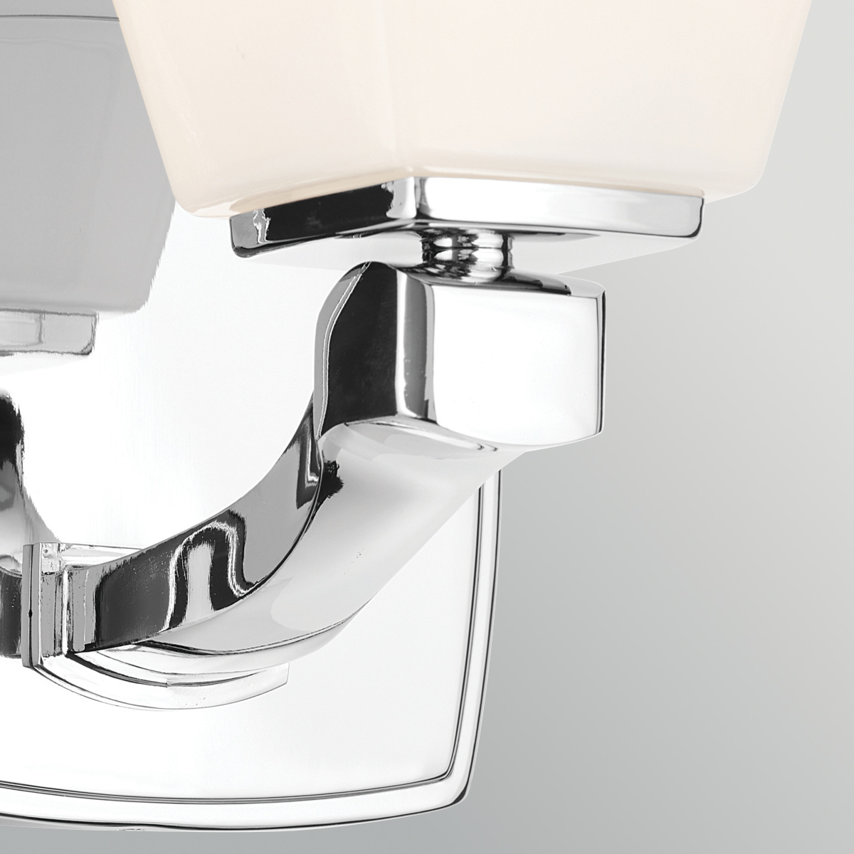 Marant 24cm Krom badeværelseslampe Fra Elstead Lighting - Lampen er lavet af metal med en skinnende kromfinish og har en robust, bl&oslash;dt formet arm, der giver lampen en moderne karakter.