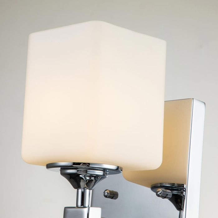 Marette 40cm Chrom badeværelseslampe Fra Elstead Lighting - Det er en perfekt tilføjelse til mange interiørstilarter, fra traditionel til moderne og overgangsstil.