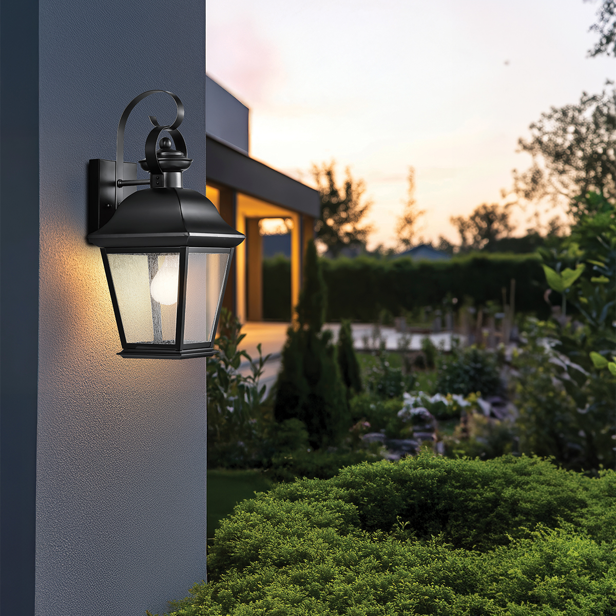 Mount Vernon Sort udendørslampe Fra Elstead Lighting - Lampen er lavet af sort metal og er kombineret med klart glas med en smukt ru struktur, der giver lampen et livligt og karakteristisk udtryk.