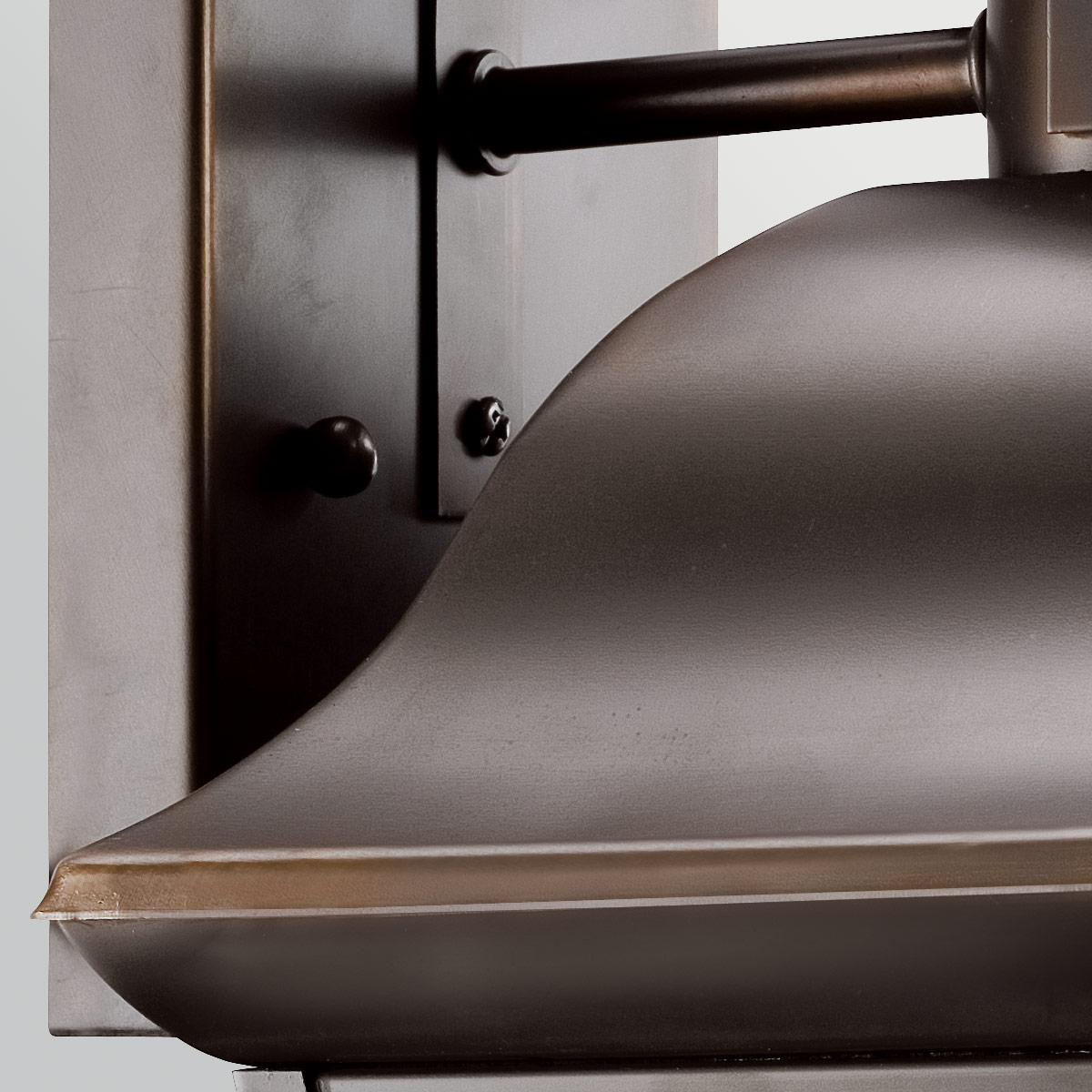 Mount Vernon Bronze udendørslampe Fra Elstead Lighting - Lampen er lavet af metal med en elegant bronzefinish, der er kombineret med klart glas med en smukt ru struktur, der giver lampen et livligt og karakteristisk udtryk.