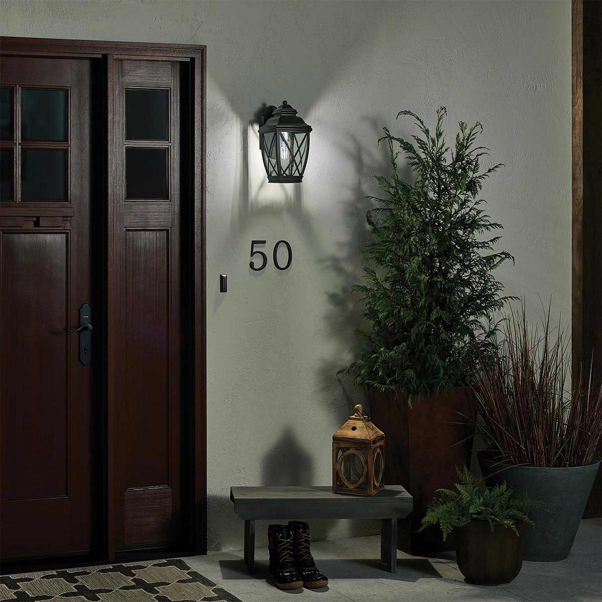 Tangier Antik bronze udendørslampe Fra Elstead Lighting - Denne elegante udendørslampe har et stilfuldt krydsmønster og traditionelle detaljer, der aldrig går ud af tiden.