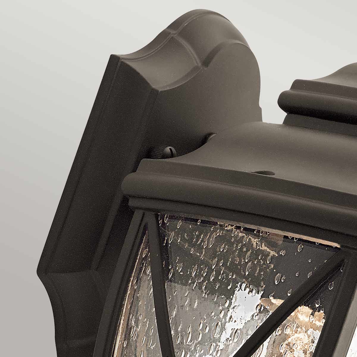 Tangier Antik bronze udendørslampe Fra Elstead Lighting - Denne elegante udendørslampe har et stilfuldt krydsmønster og traditionelle detaljer, der aldrig går ud af tiden.