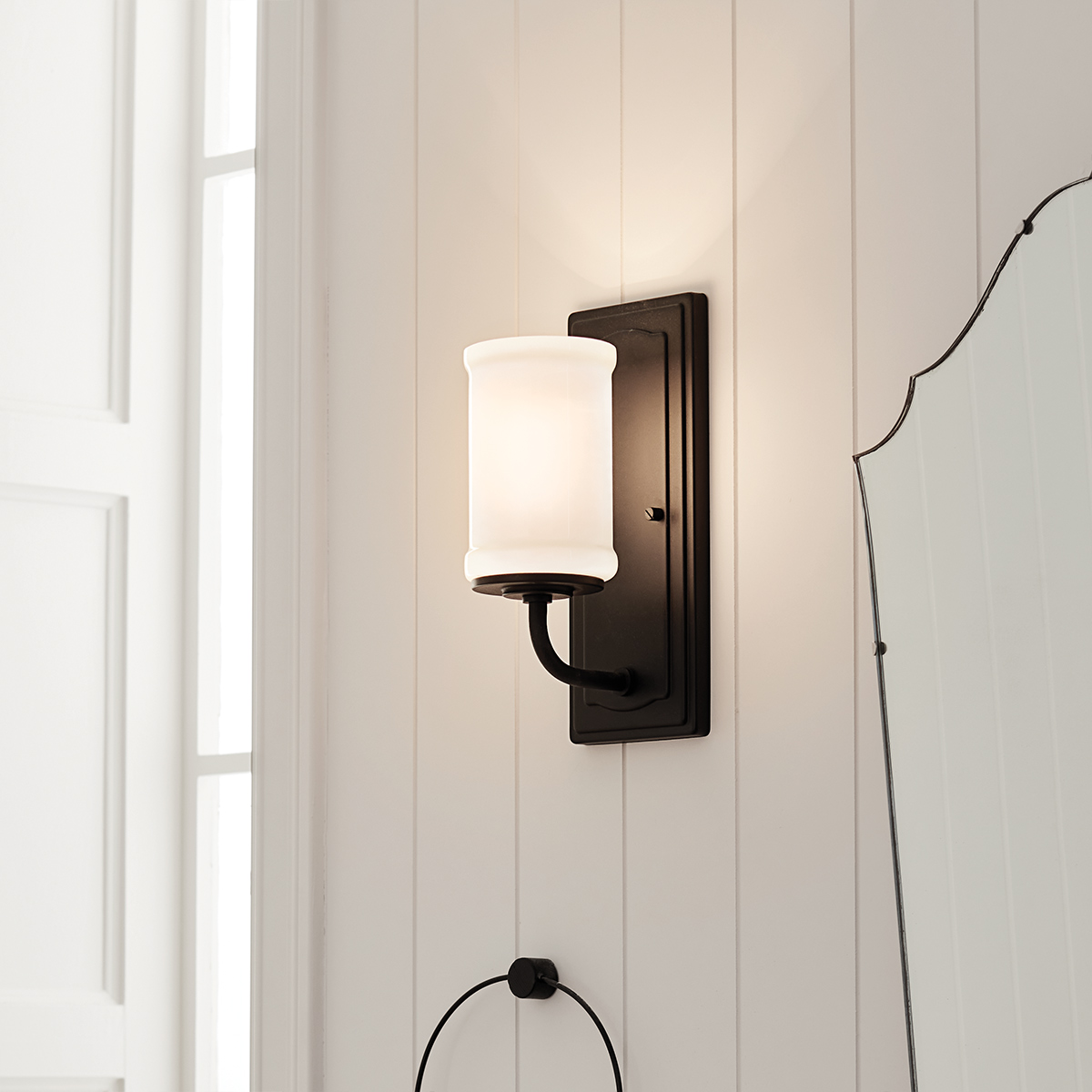 Vetivene 30cm Sort badeværelseslampe Fra Elstead Lighting - Vetivene er en elegant v&aelig;glampe til badev&aelig;relset, der kombinerer en klassisk form med stilfulde materialer.