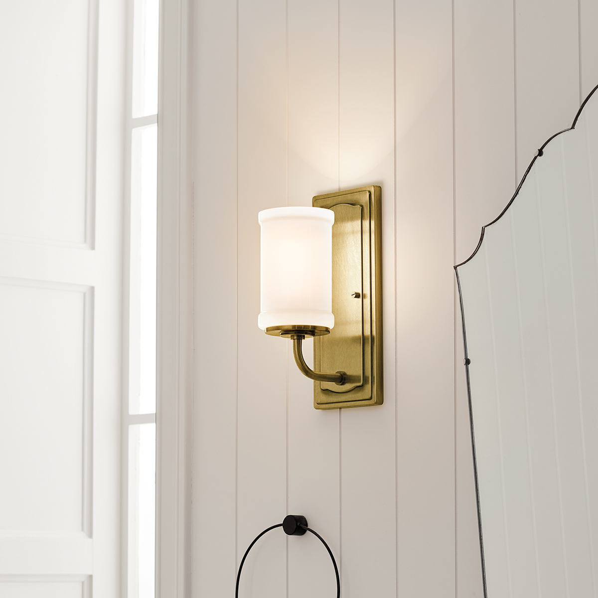 Vetivene 30cm Messing badeværelseslampe Fra Elstead Lighting - Vetivene kan monteres med glasset enten opad eller nedad, hvilket giver fleksibilitet og g&oslash;r den perfekt til f.
