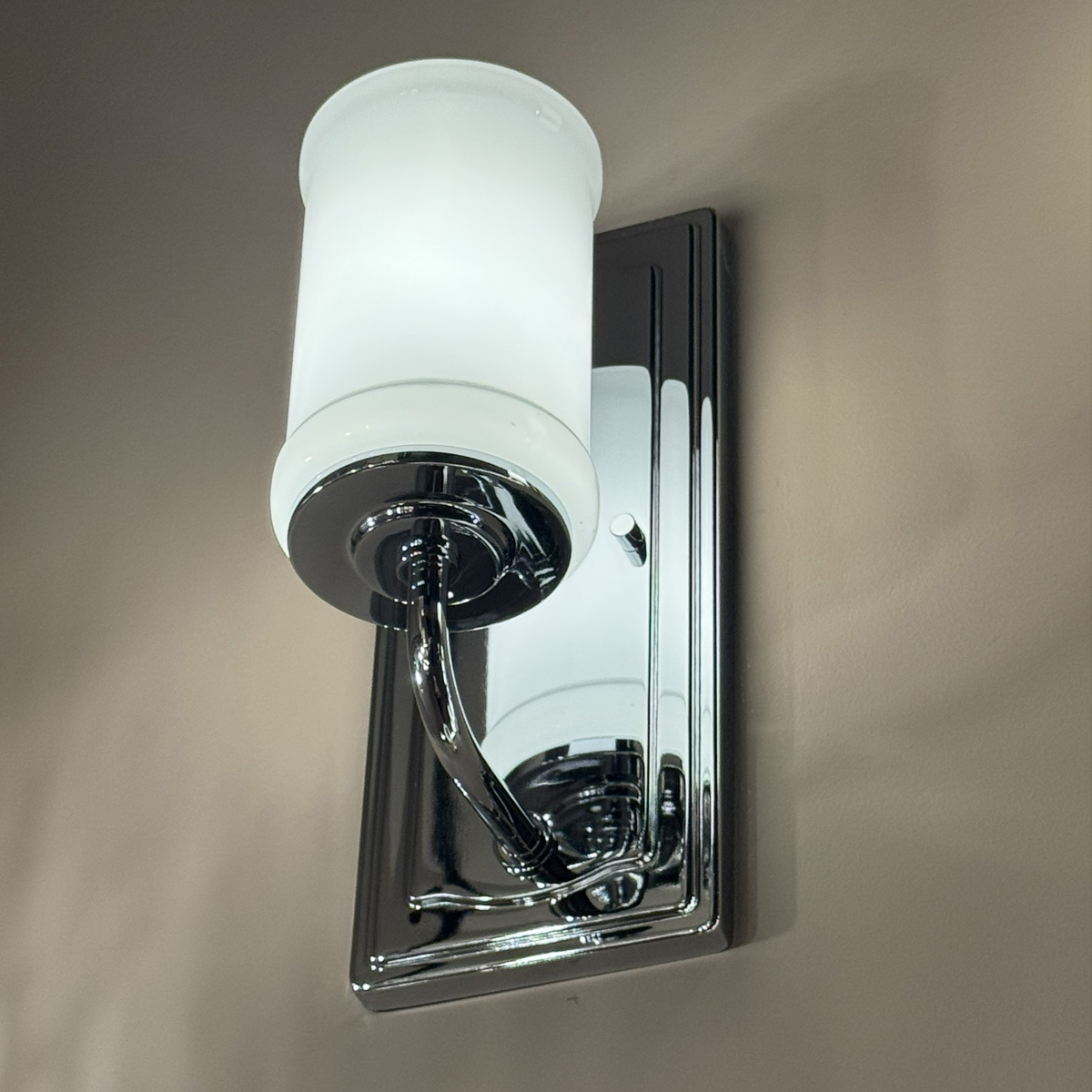 Vetivene 30cm Krom badeværelseslampe Fra Elstead Lighting - Vetivene er en elegant v&aelig;glampe til badev&aelig;relset, der kombinerer en klassisk form med stilfulde materialer.