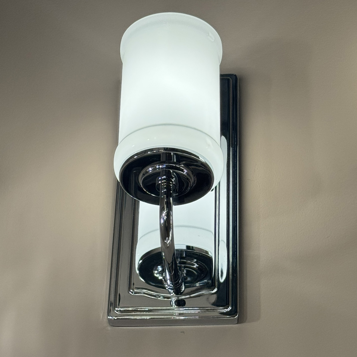 Vetivene 30cm Krom badeværelseslampe Fra Elstead Lighting - Vetivene er en elegant v&aelig;glampe til badev&aelig;relset, der kombinerer en klassisk form med stilfulde materialer.