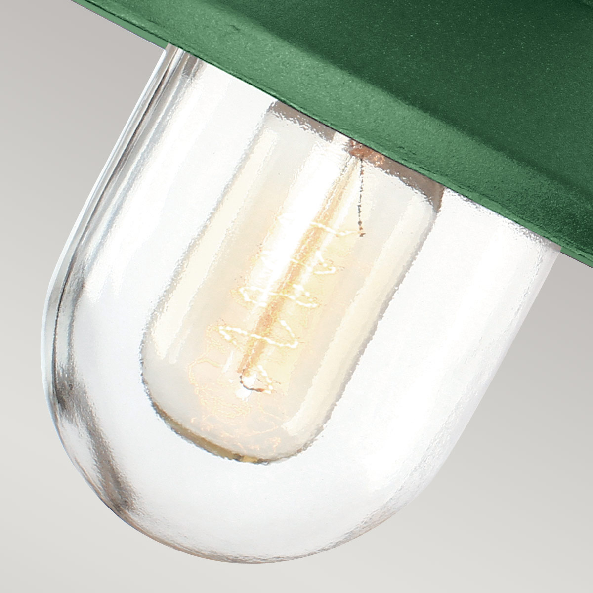 Klampenborg Ø28 Grøn udendørslampe Fra Elstead Lighting - Lampen er IP44-klassificeret og leveres med en imponerende 15-års garanti, hvilket gør den både praktisk og langtidsholdbar.