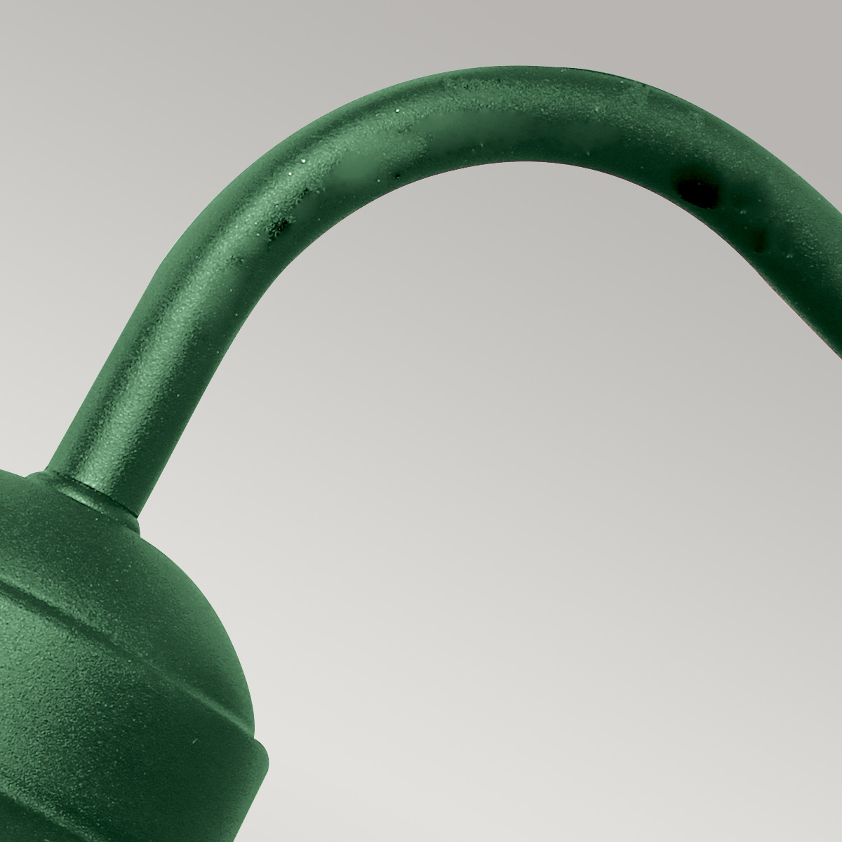 Klampenborg Ø28 Grøn udendørslampe Fra Elstead Lighting - Lampen er IP44-klassificeret og leveres med en imponerende 15-års garanti, hvilket gør den både praktisk og langtidsholdbar.