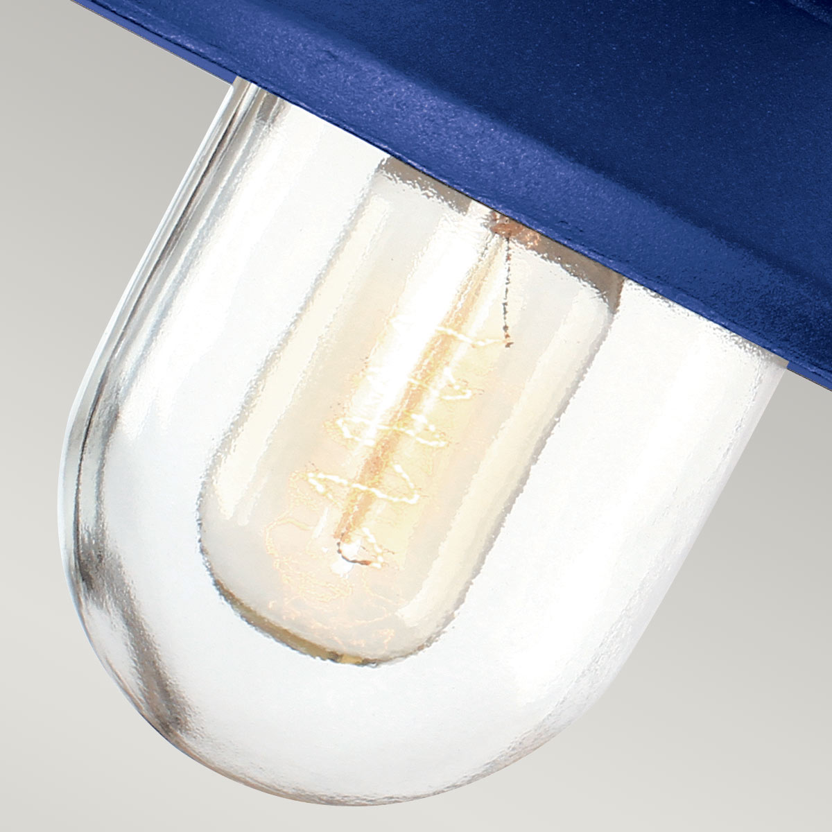 Klampenborg Ø28 Marineblå udendørslampe Fra Elstead Lighting - Tillverkad av rostfritt st&aring;l i marinbl&aring; finish och glas, erbjuder den en robust konstruktion som st&aring;r emot v&auml;der och vind.