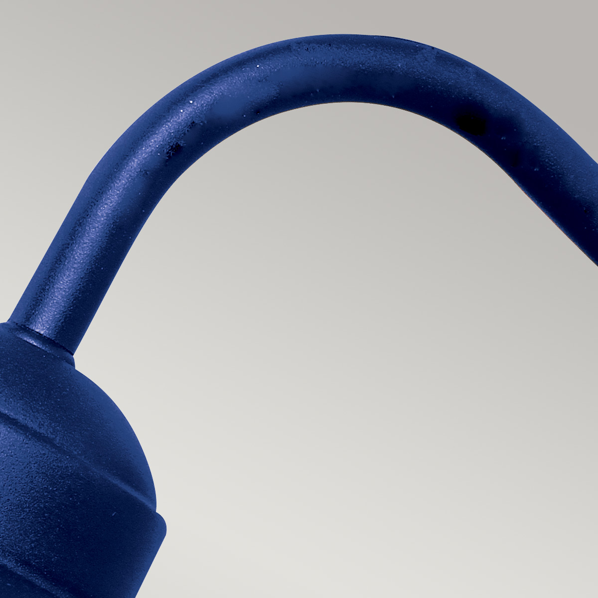 Klampenborg Ø28 Marineblå udendørslampe Fra Elstead Lighting - Tillverkad av rostfritt st&aring;l i marinbl&aring; finish och glas, erbjuder den en robust konstruktion som st&aring;r emot v&auml;der och vind.