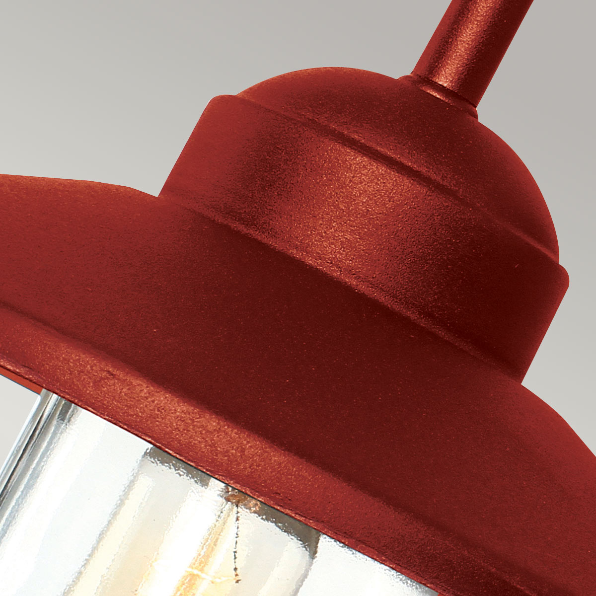 Klampenborg Ø28 RØD udendørslampe Fra Elstead Lighting - Tillverkad av rostfritt st&aring;l i oxid r&ouml;d finish och glas, erbjuder den en robust konstruktion som st&aring;r emot v&auml;der och vind.