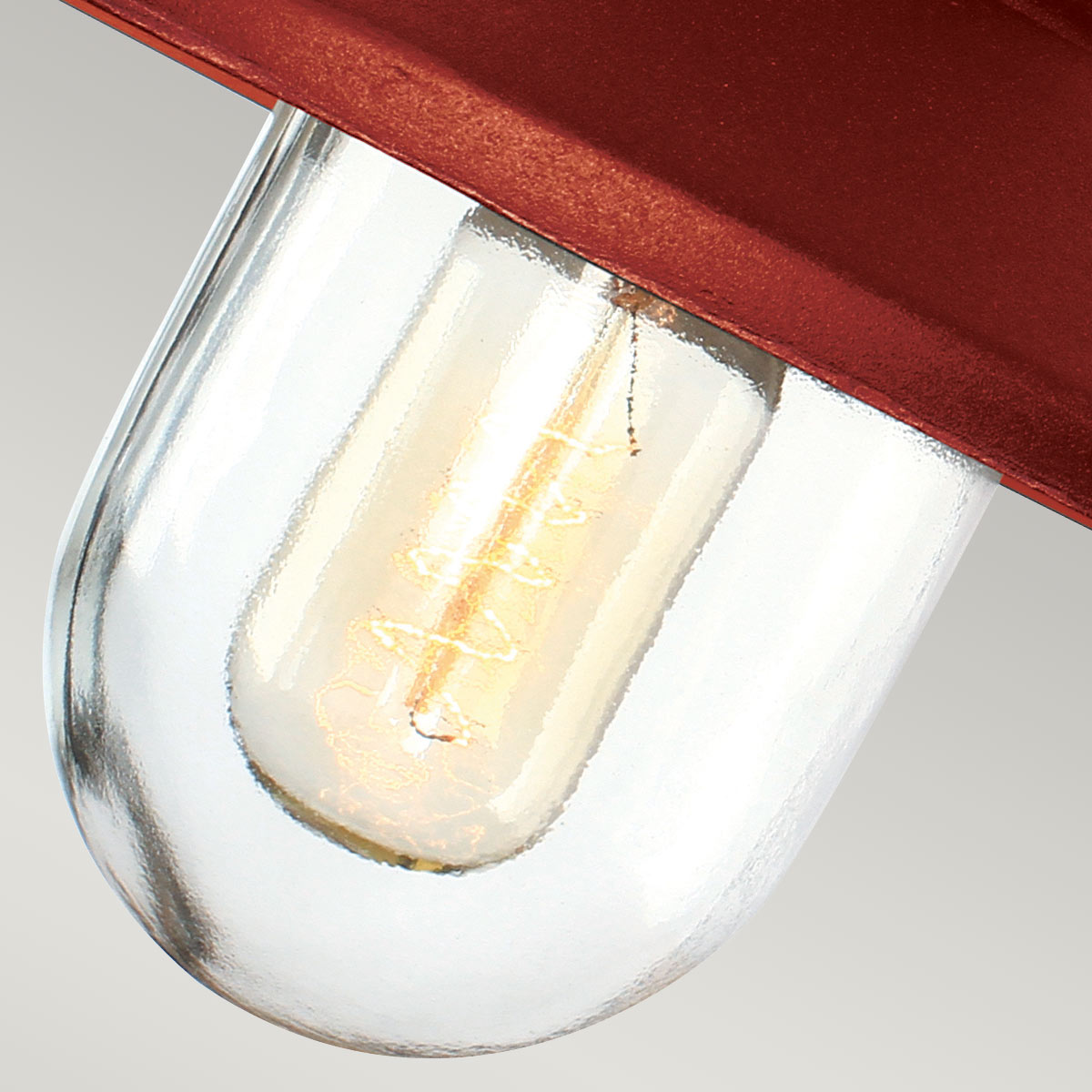 Klampenborg Ø28 RØD udendørslampe Fra Elstead Lighting - Tillverkad av rostfritt st&aring;l i oxid r&ouml;d finish och glas, erbjuder den en robust konstruktion som st&aring;r emot v&auml;der och vind.