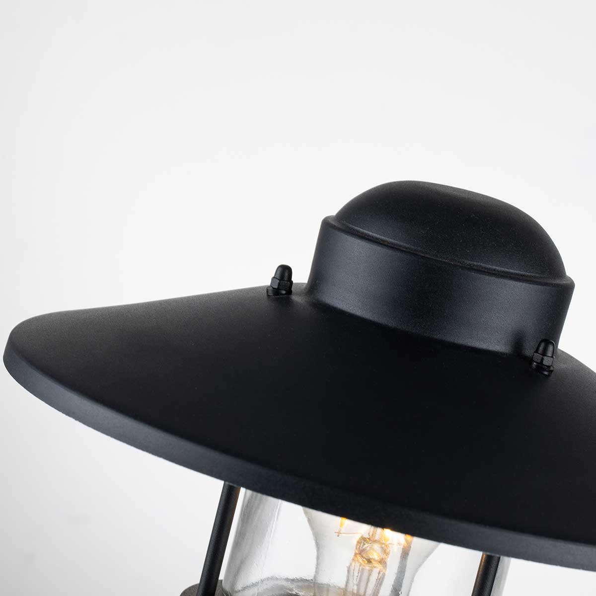 Klampenborg 32cm Sort Fra Elstead Lighting - Tillverkad av rostfritt st&aring;l i svart finish och glas, erbjuder den en robust konstruktion som st&aring;r emot v&auml;der och vind.