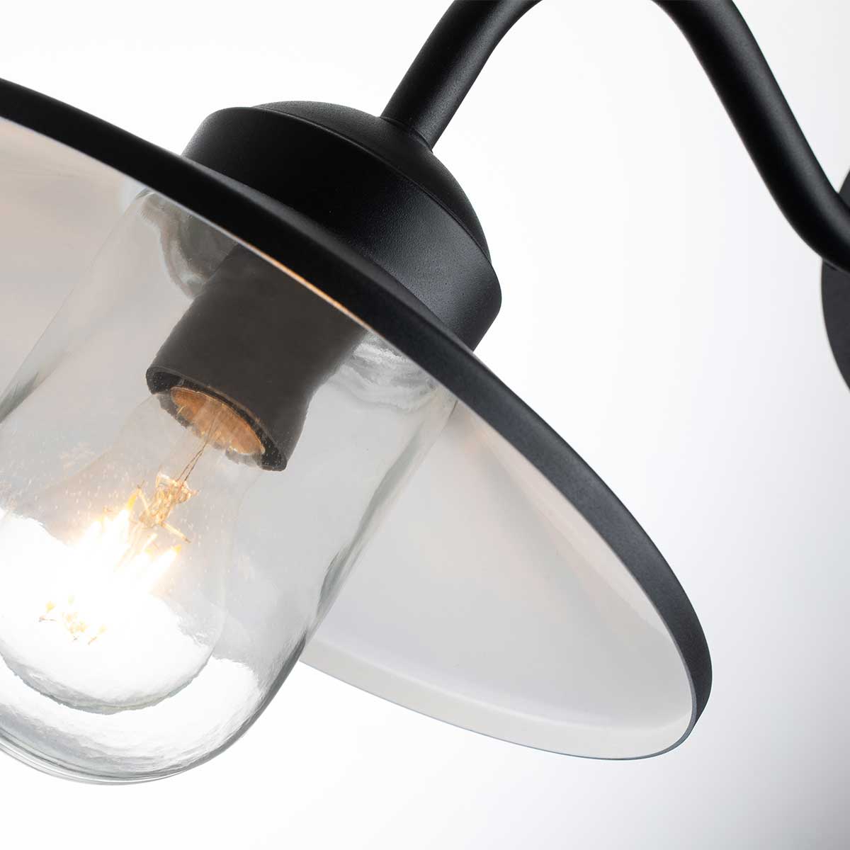 Klampenborg Ø28 Sort udendørslampe Fra Elstead Lighting - Lampen har en indbygget bev&aelig;gelsessensor, som g&oslash;r den ideel at placere ved entr&eacute;en, garagen eller fronten for ekstra sikkerhed og bekvemmelighed.