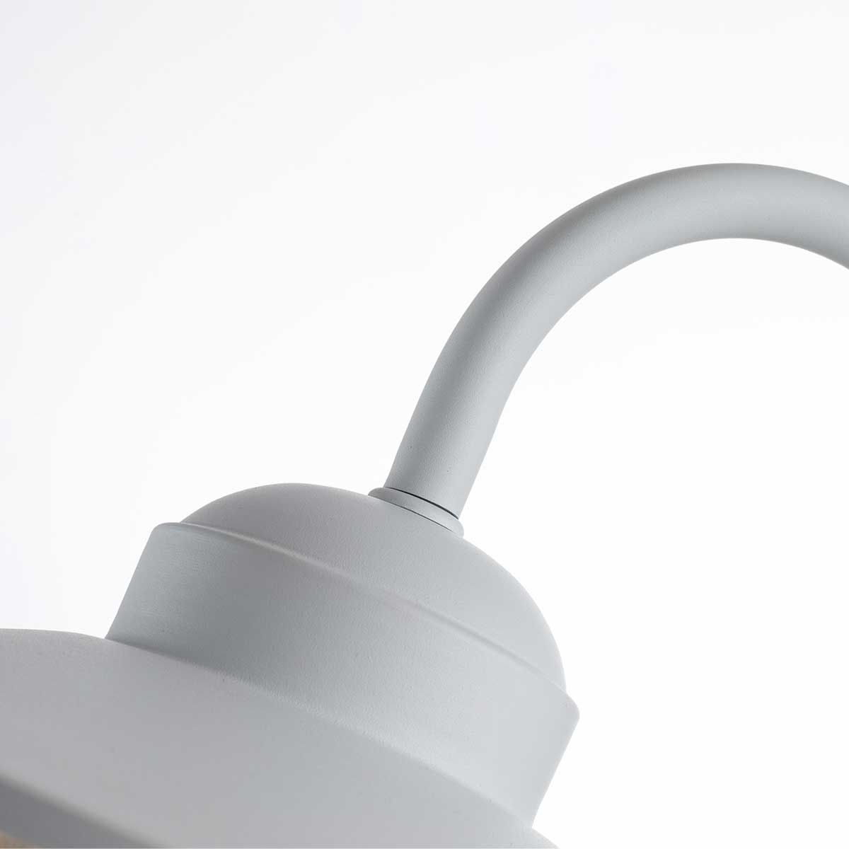 Klampenborg Ø28 Hvid udendørslampe Fra Elstead Lighting - Lampen er IP44-klassificeret og leveres med en imponerende 15-års garanti, hvilket gør den både praktisk og langtidsholdbar.