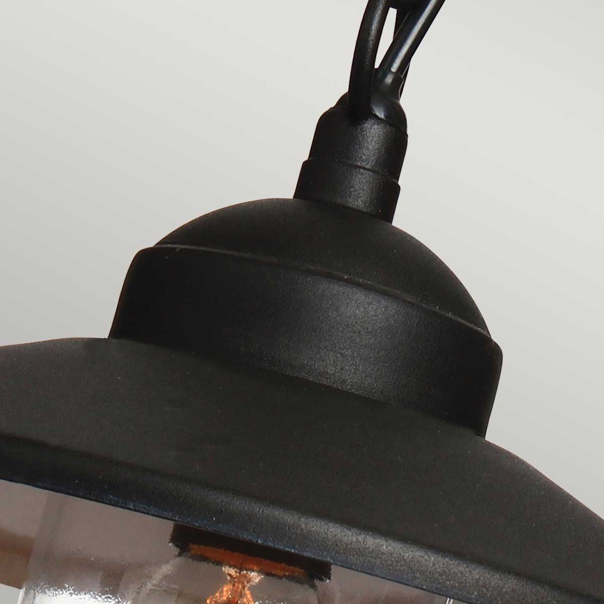 Klampenborg Ø28 Sort Fra Elstead Lighting - Tillverkad av rostfritt st&aring;l i svart finish och glas, erbjuder den en robust konstruktion som st&aring;r emot v&auml;der och vind.
