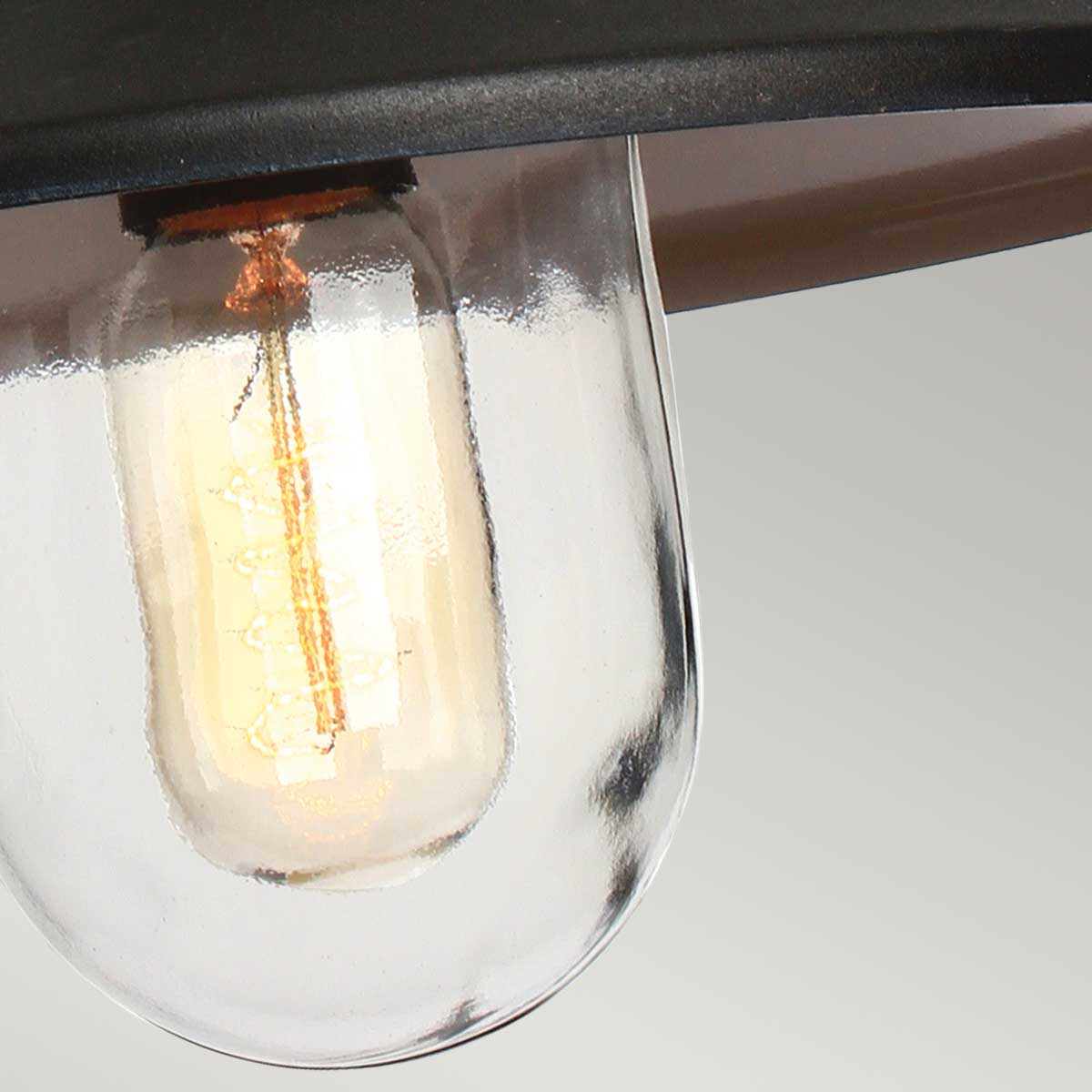 Klampenborg Ø28 Sort Fra Elstead Lighting - Tillverkad av rostfritt st&aring;l i svart finish och glas, erbjuder den en robust konstruktion som st&aring;r emot v&auml;der och vind.