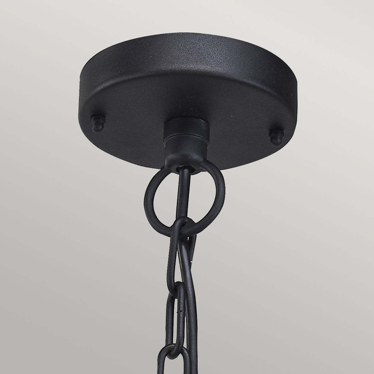 Klampenborg Ø28 Sort Fra Elstead Lighting - Tillverkad av rostfritt st&aring;l i svart finish och glas, erbjuder den en robust konstruktion som st&aring;r emot v&auml;der och vind.