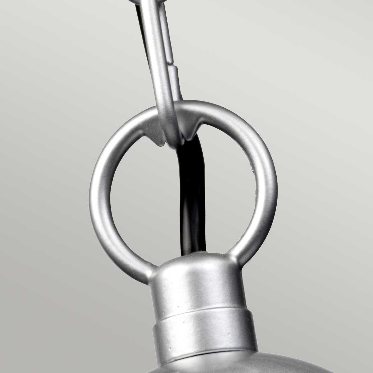 Klampenborg Ø28 Sølv Fra Elstead Lighting - Tillverkad av rostfritt st&aring;l i silverfinish och glas, erbjuder den en robust konstruktion som st&aring;r emot v&auml;der och vind.