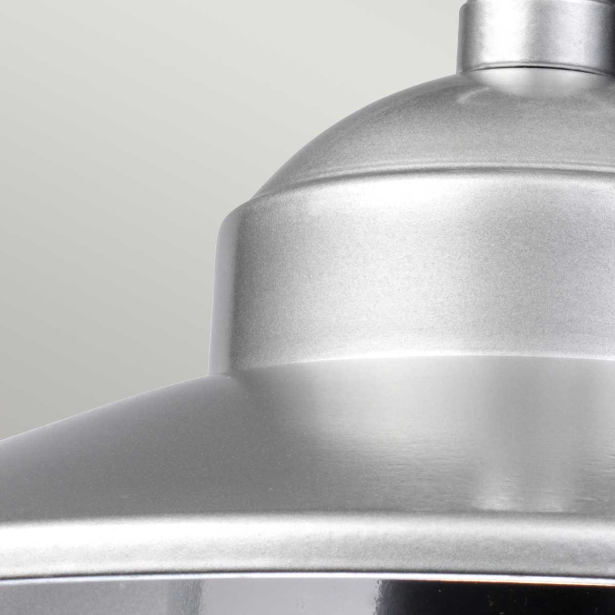 Klampenborg Ø28 Sølv Fra Elstead Lighting - Tillverkad av rostfritt st&aring;l i silverfinish och glas, erbjuder den en robust konstruktion som st&aring;r emot v&auml;der och vind.