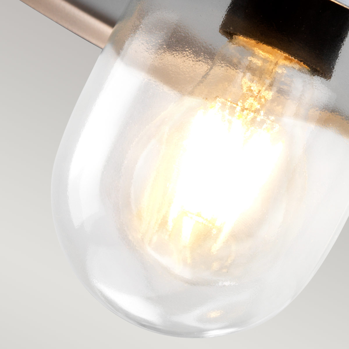 Klampenborg Ø28 Sølv udendørslampe Fra Elstead Lighting - Tillverkad av rostfritt st&aring;l i silverfinish och glas, erbjuder den en robust konstruktion som st&aring;r emot v&auml;der och vind.