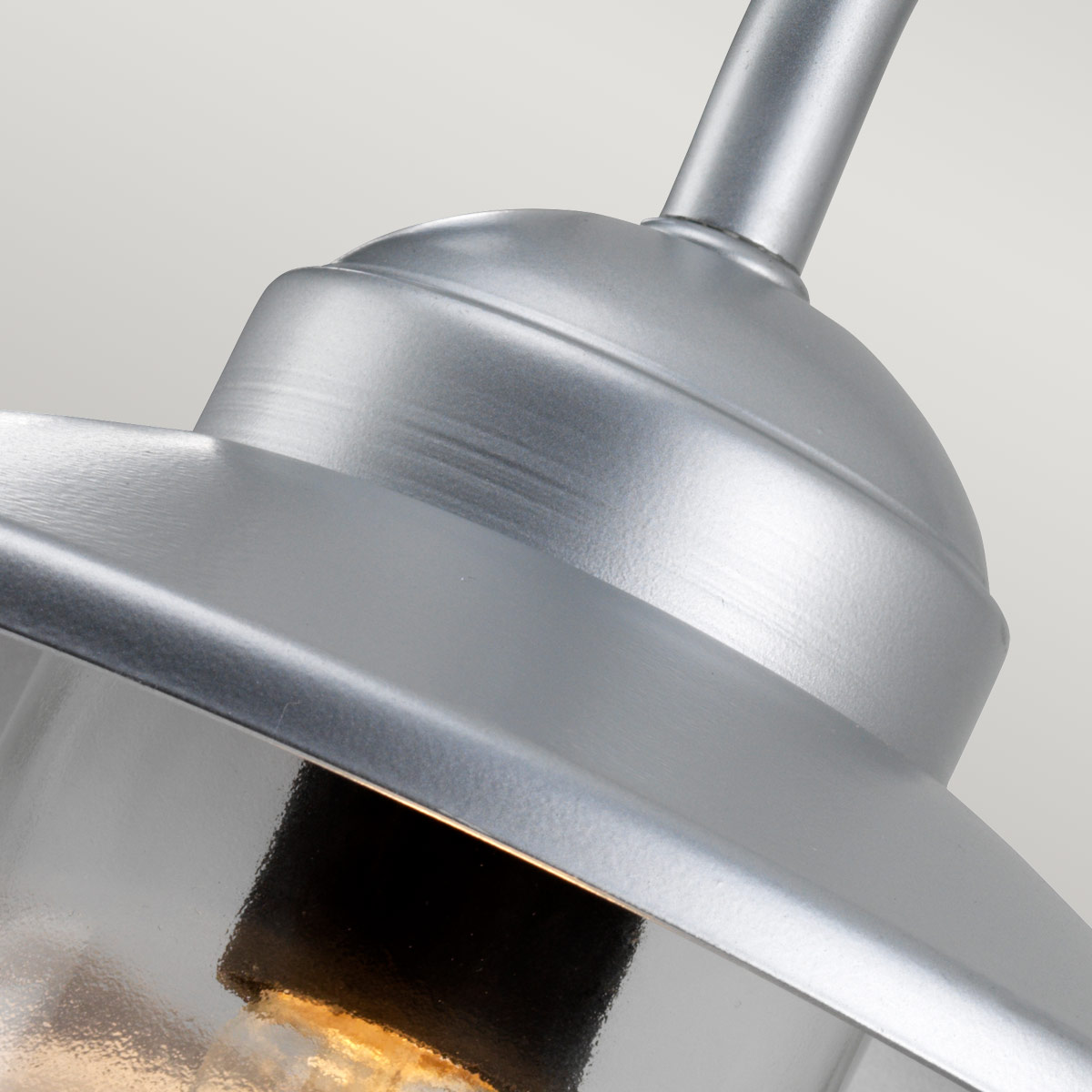 Klampenborg Ø28 Sølv udendørslampe Fra Elstead Lighting - Tillverkad av rostfritt st&aring;l i silverfinish och glas, erbjuder den en robust konstruktion som st&aring;r emot v&auml;der och vind.