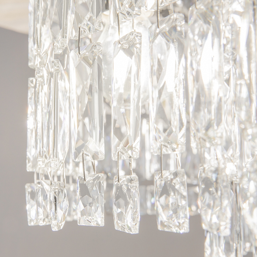 Dune Ø45 Chrom krystal Fra Maytoni - De funklende prismer fanger lyset og skaber en luksuri&oslash;s atmosf&aelig;re i rummet.