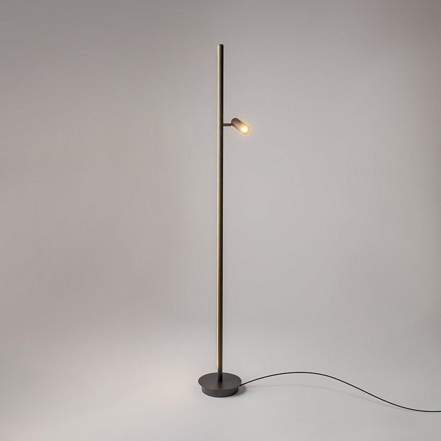 Thin Sort gulvlampe Fra Maytoni - Den har en bev&aelig;gelig spotlight med skarpt lys, perfekt som l&aelig;selampe, og en touch-d&aelig;mper for nem lysjustering.