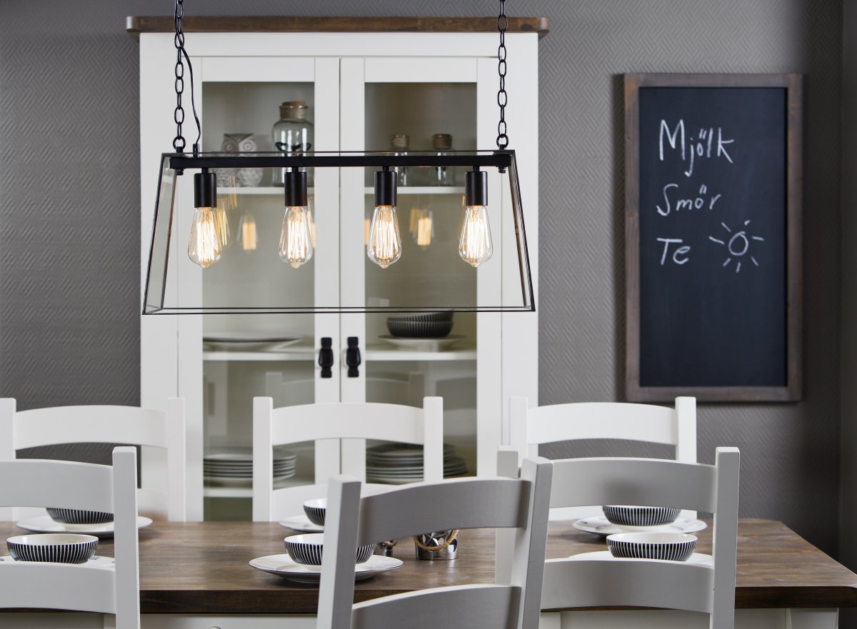 Diplomat 72cm Sort loftslampe Fra Aneta Lighting - Diplomat loftlampen har et klassisk design i sortlakeret metal og klart glas.