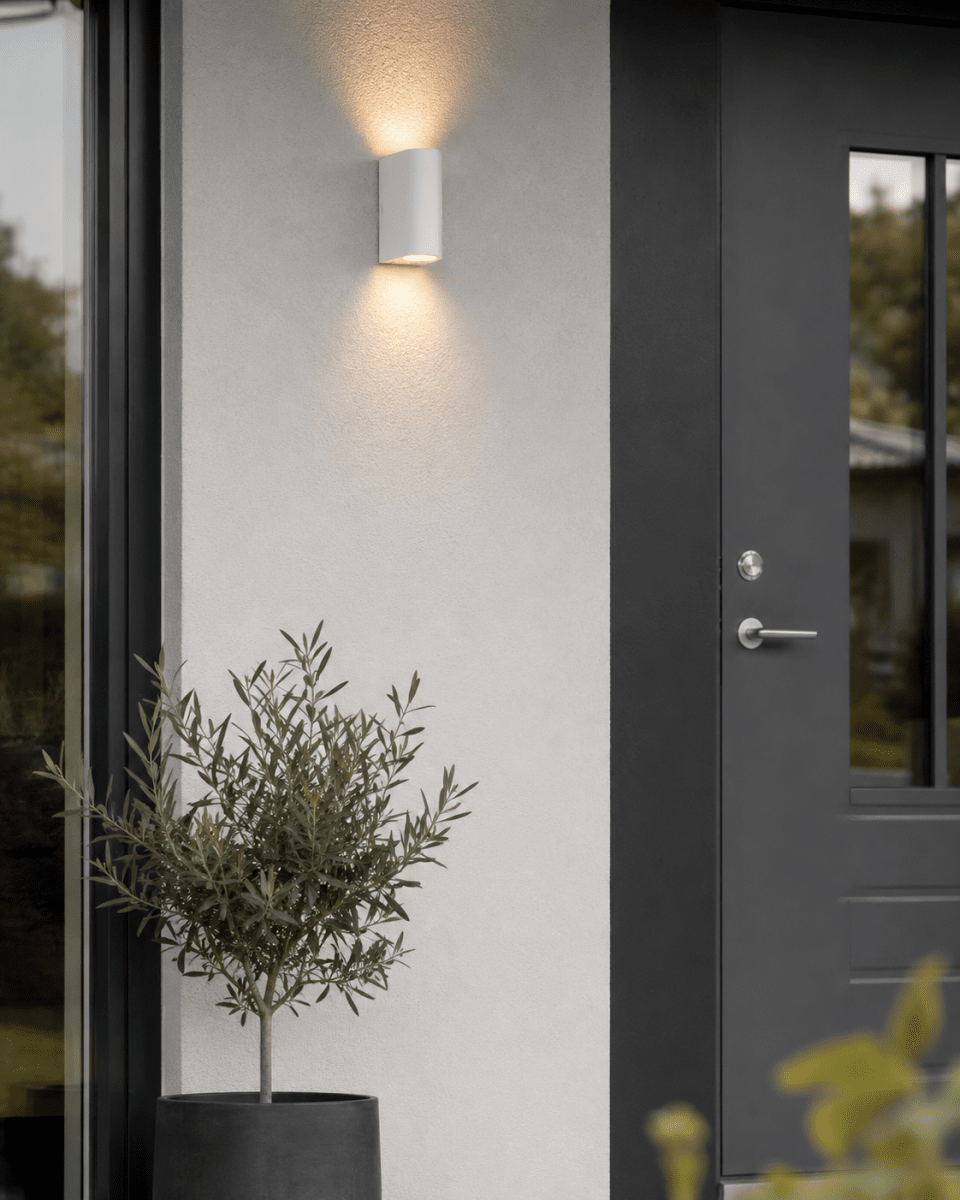 Tor Duo Hvid udendørslampe Fra Lampan - Lampan lyser fint ner och upp p&aring; v&auml;ggen och skapar en h&auml;rlig atmosf&auml;r.